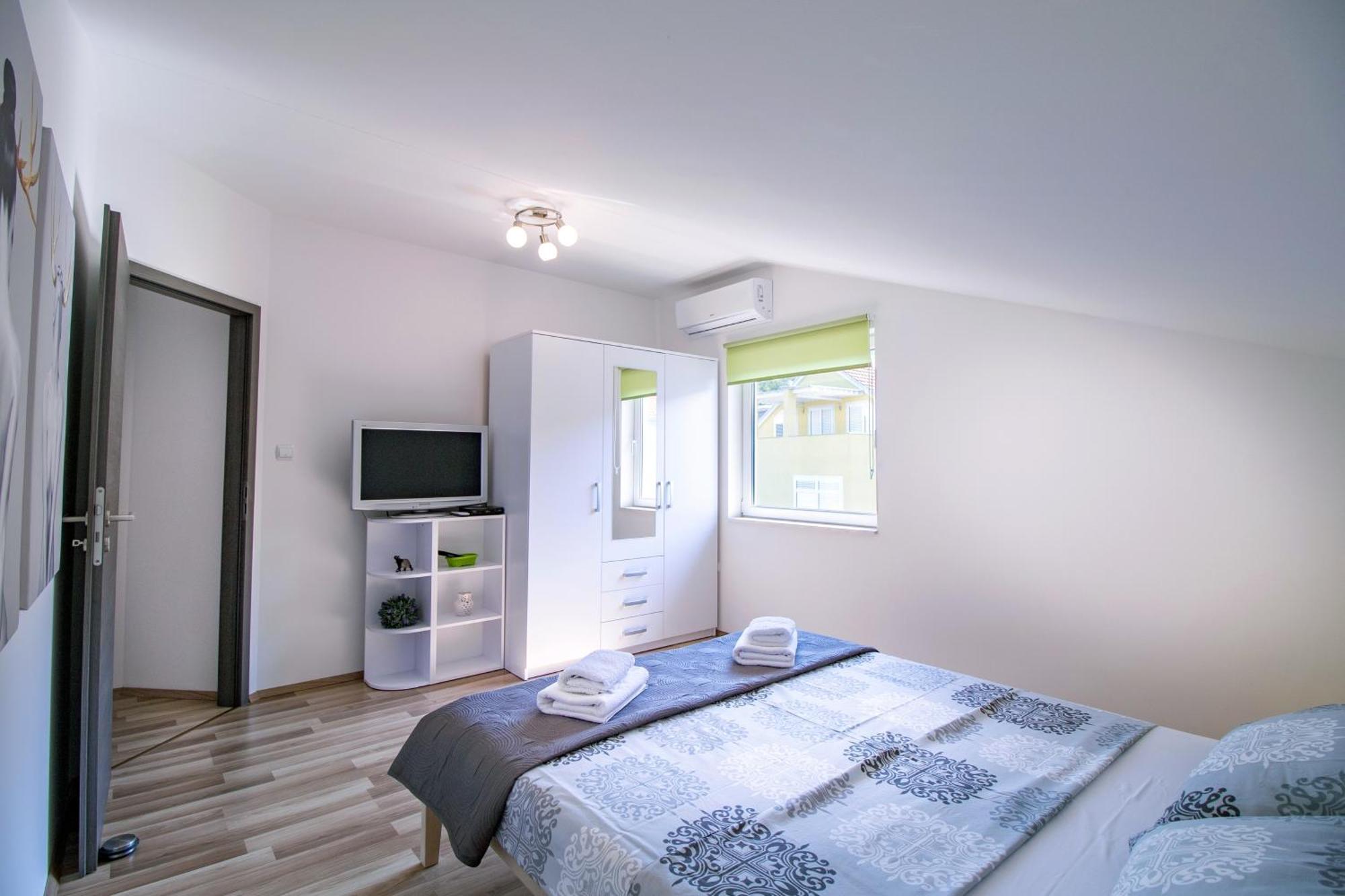 Apartments With A Parking Space Bilice, Krka - 13545 Sibenik Room photo